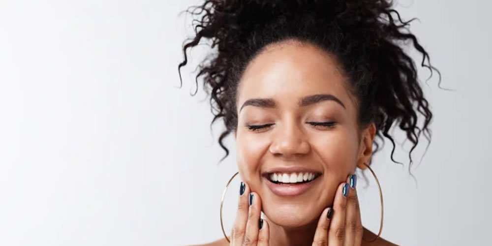 Fácil de fazer em casa, a drenagem facial é o que falta no seu skincare