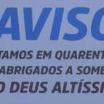 Após esposa e sogra terem Covid-19, pastor coloca placa de 'estamos em quarentena' à porta de casa, em Rio Verde