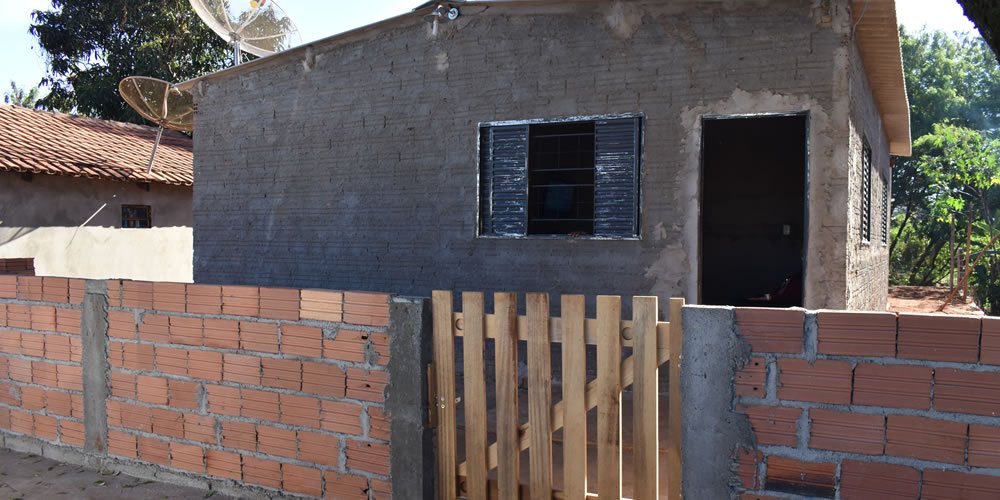 Prefeitura de Jataí com ajuda da comunidade entrega residência reformada para moradora em situação de vulnerabilidade social