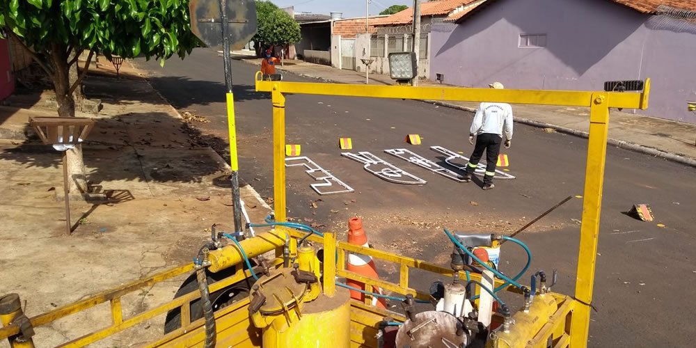Prefeitura realiza revitalização da sinalização nas ruas do setor José Geda