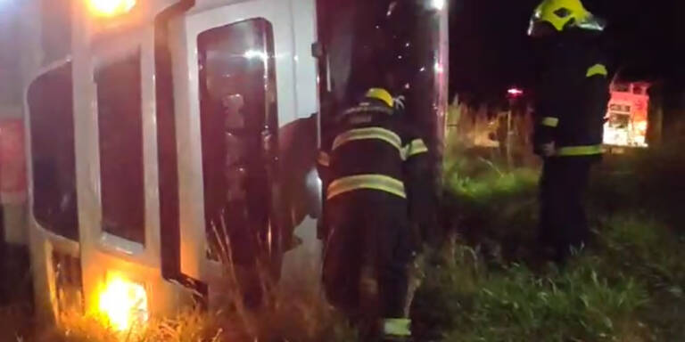 Corpo de Bombeiros socorre condutora de caminhão baú após tombamento na BR 060 em Jataí-GO