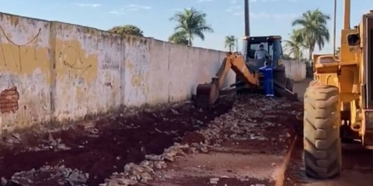 Prefeitura constrói sepulturas na calçada em Goianira