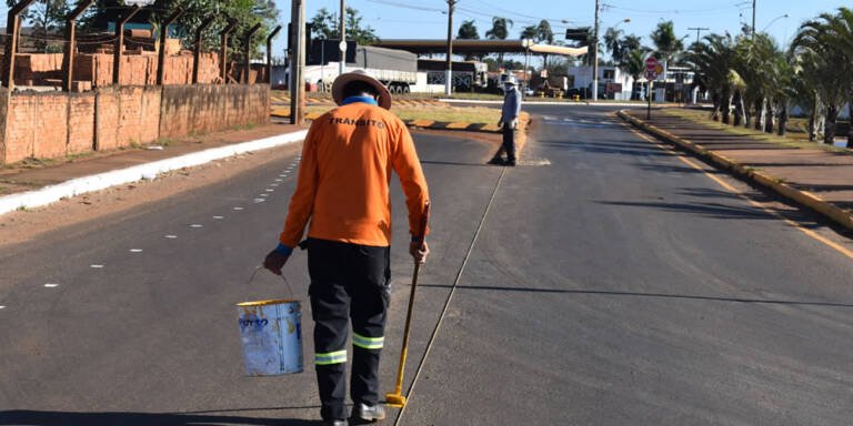 Prefeitura realiza revitalização da sinalização na rua Professor Izaltino Gonçalves Guimarães