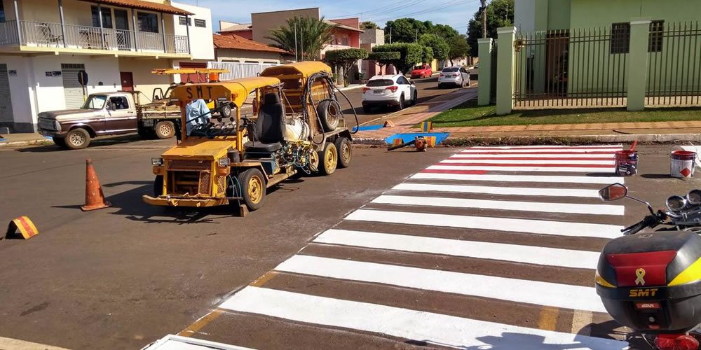 Ruas e avenidas recebem sinalização vertical e transversal em Jataí