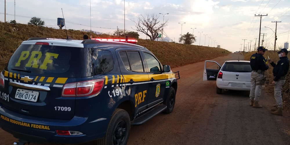 PRF flagra motorista embriagado com carro abarrotado de garrafas de bebidas em Rio Verde-GO