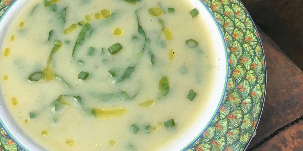 Creme low carb de couve-flor com alho poró