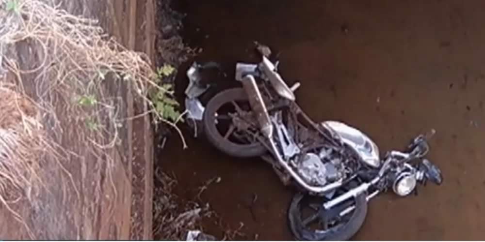 Homem cai com moto em ponte e morre ao fugir de policiais que tentavam evitar aglomeração em luau, em Jataí