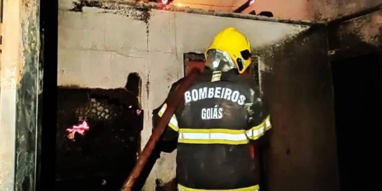 Família pede ajuda após incêndio atingir casa e destruir objetos e móveis, em Jataí