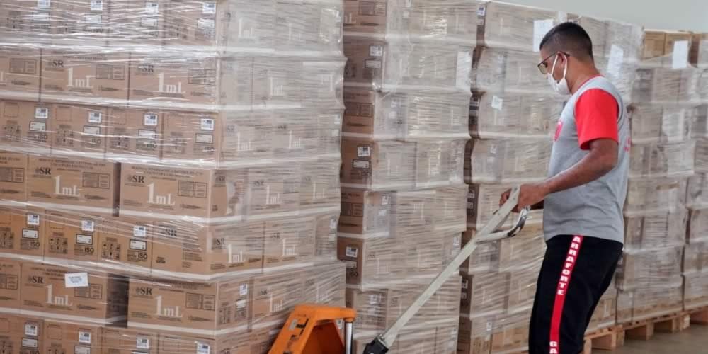 Governo de Goiás entrega mais de 1 milhão de seringas e agulhas aos municípios