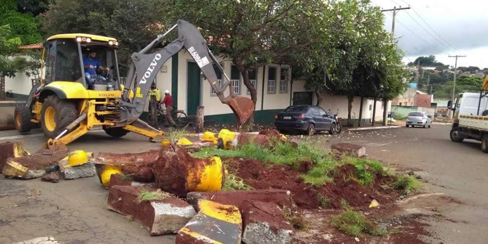 Prefeitura de Jataí realiza retirada de algumas rotatórias que foram construídas na cidade