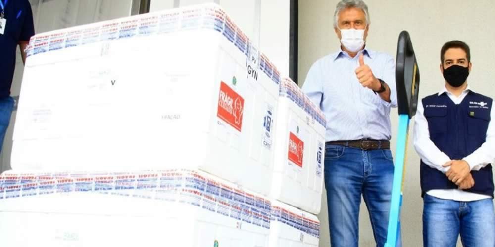 Caiado recebe 4º lote de vacinas, que vai imunizar pessoas com mais de 85 anos