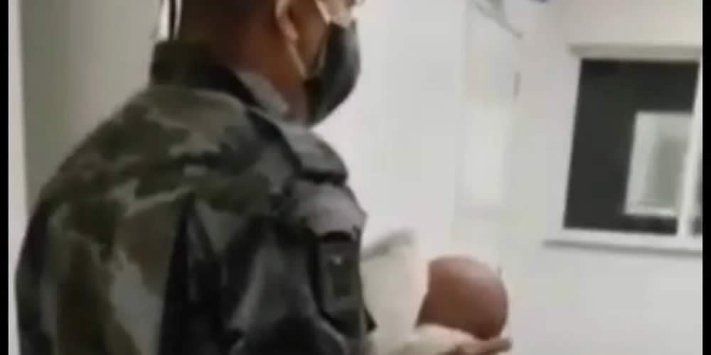 Vídeo mostra momento em que PM salva recém-nascido engasgado