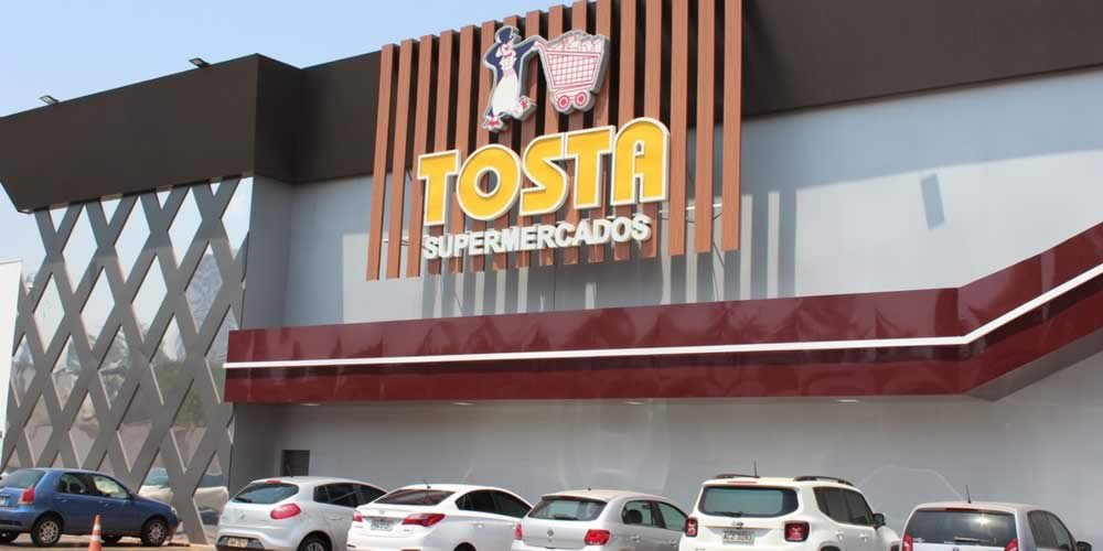 Homem desfere tiros com espingarda de pressão em fachada de supermercado