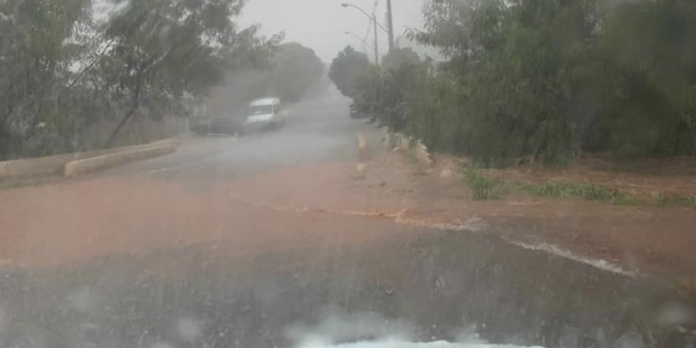 URGENTE: Córrego transborda em Jataí com grande quantidade de chuva