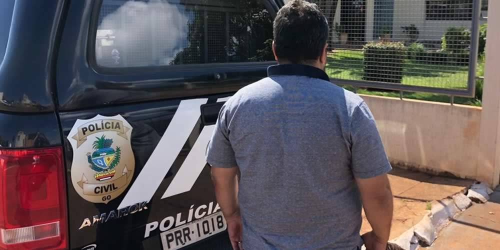 POLÍCIA CIVIL DE MINEIROS PRENDE SUSPEITO DE PARTICIPAÇÃO EM HOMICÍDIO E, DURANTE BUSCA E APREENSÃO, TAMBÉM PRENDE EM FLAGRANTE O GENITOR, POR CONTRABANDO DE CIGARROS