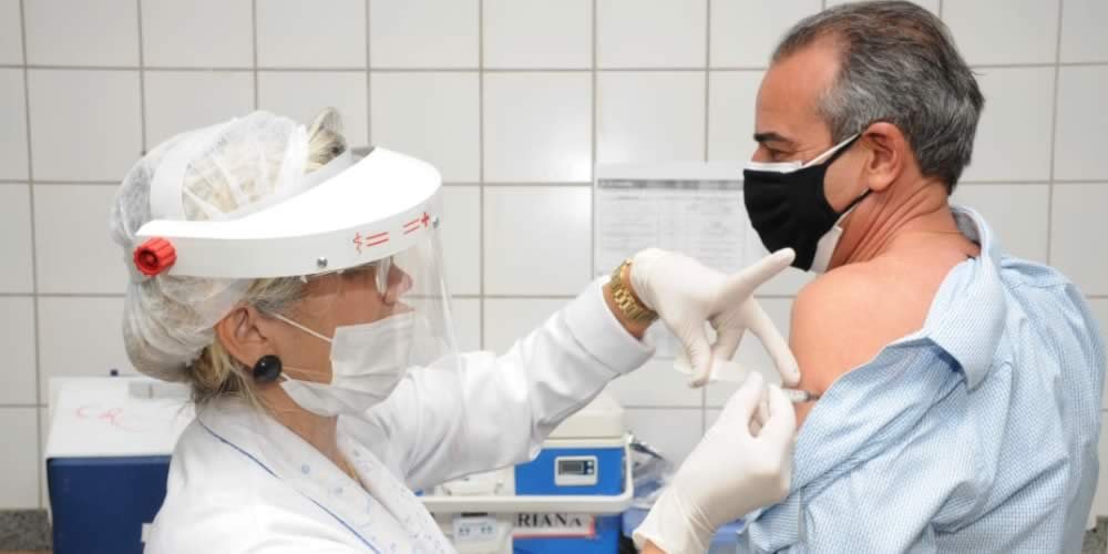 HUMBERTO MACHADO RECEBE PRIMEIRA DOSE DE IMUNIZANTE CONTRA COVID-19