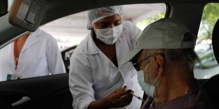 VACINAÇÃO REDUZ PELA METADE MORTE ENTRE IDOSOS COM MAIS DE 80 ANOS