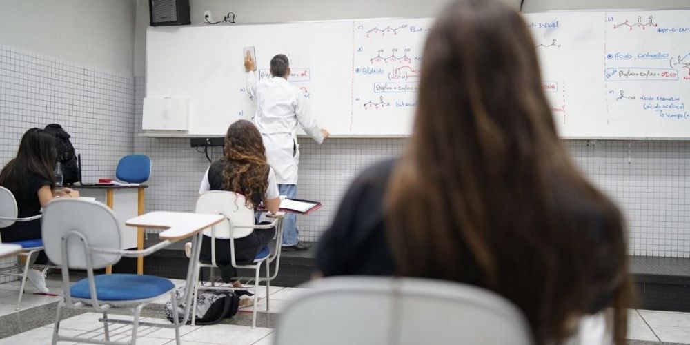 QUATRO EM DEZ ALUNOS PENSARAM EM PARAR OS ESTUDOS DEVIDO À PANDEMIA