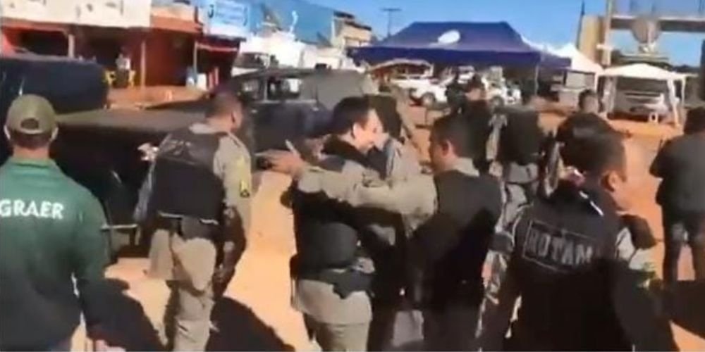 VÍDEO: POLICIAIS COLOCAM CRIMINOSO EM AMBULÂNCIA E CELEBRAM