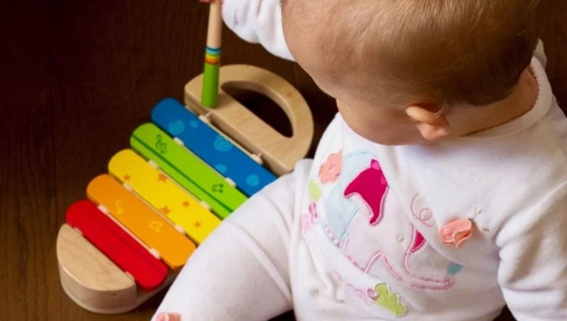 Bebê deve ser estimulado a segurar objetos desde o nascimento, diz estudo