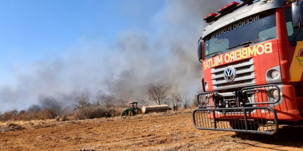 PRODUTORES RURAIS AJUDAM A COMBATER INCÊNDIO NO PARQUE NACIONAL DAS EMAS (GO)