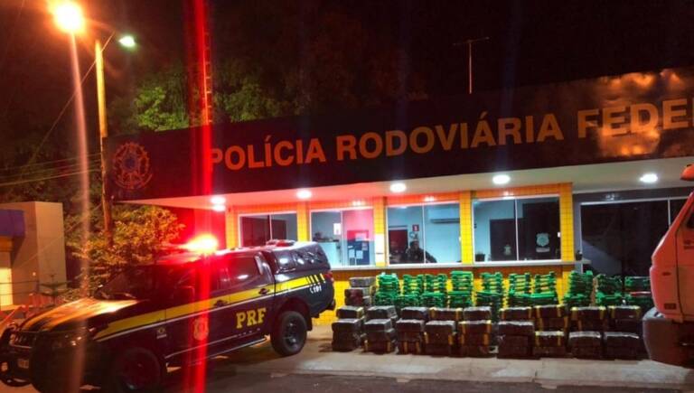 Caminhoneiro é preso com mais de duas toneladas de maconha na BR-364, em Jataí