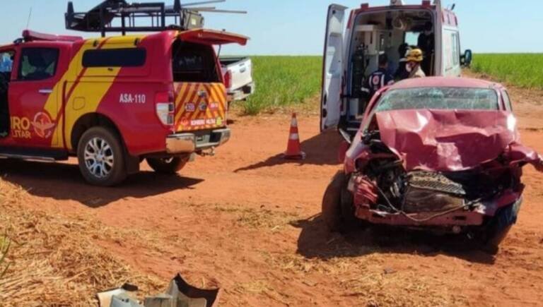 Colisão entre carros deixa três pessoas feridas na zona rural de Mineiros