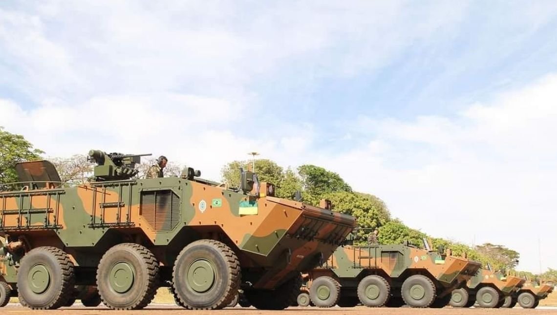 Comandante do Exército Brasileiro Paulo Sérgio Nogueira de Oliveira entrega 8 blindados ao 41º BIMTZ