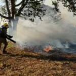 Corpo de Bombeiros de Jataí combate incêndio em lote baldio no Setor Jardim Rio Claro