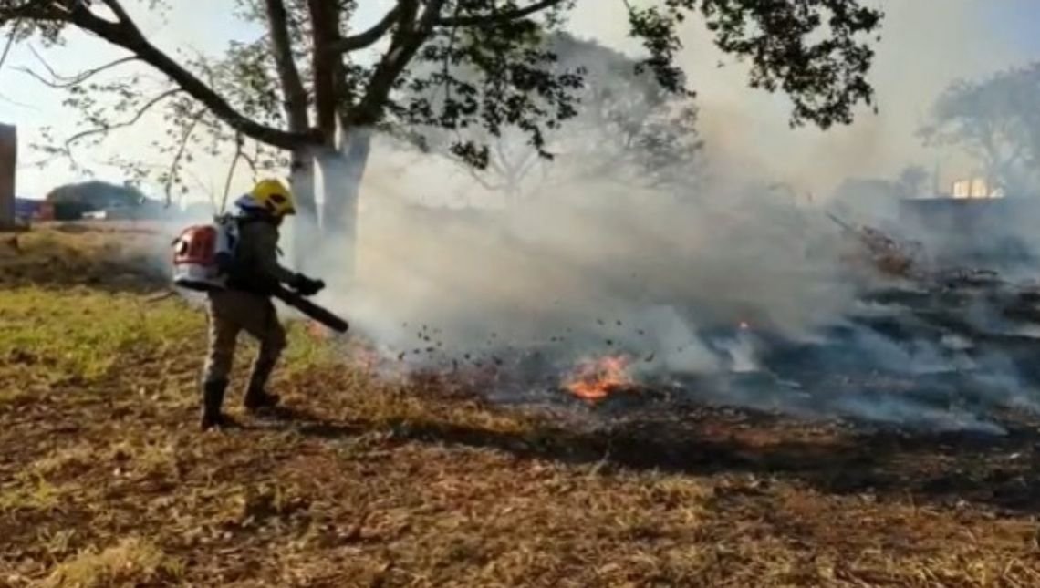 Corpo de Bombeiros de Jataí combate incêndio em lote baldio no Setor Jardim Rio Claro