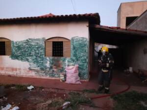 Corpo de Bombeiros de Jataí combate incêndio em residência (1)