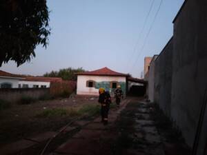 Corpo de Bombeiros de Jataí combate incêndio em residência (2)