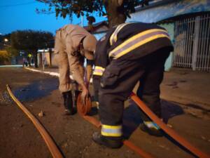 Corpo de Bombeiros de Jataí combate incêndio em residência (3)