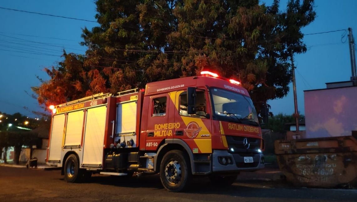 Corpo de Bombeiros de Jataí combate incêndio em residência no Setor Iracema