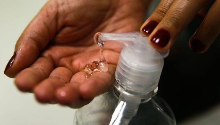 Fabricantes de álcool em gel em Goiás são notificadas por causa da qualidade do produto