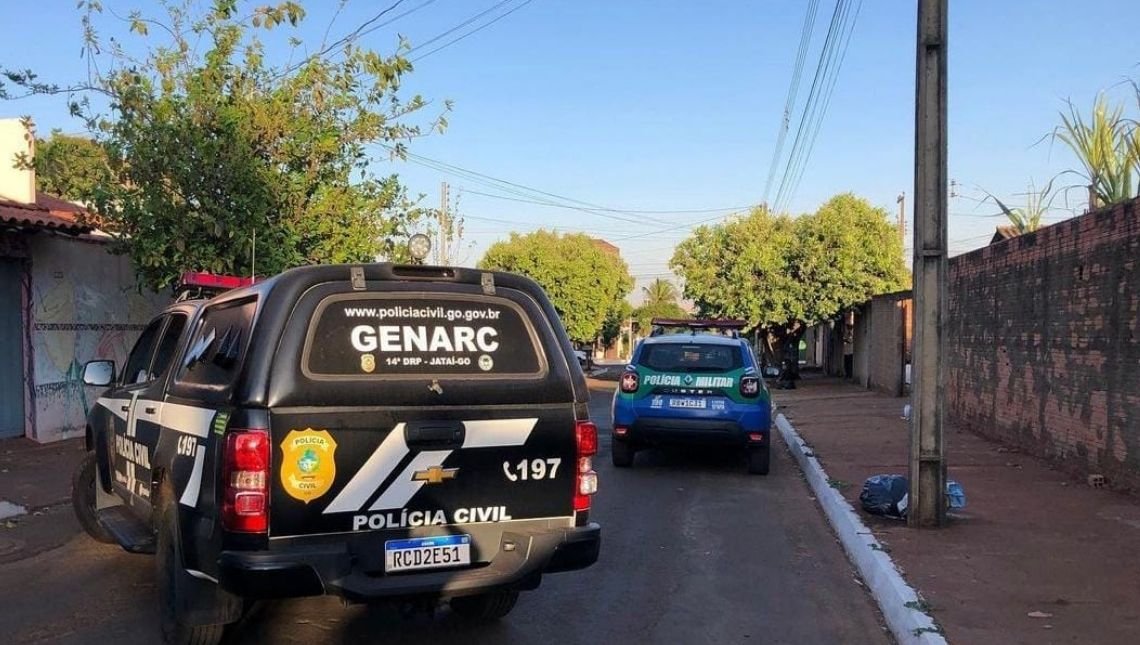 GENARC e PM cumprem mandado de prisão em desfavor de mulher responsável pela distribuição de drogas em Jataí-GO