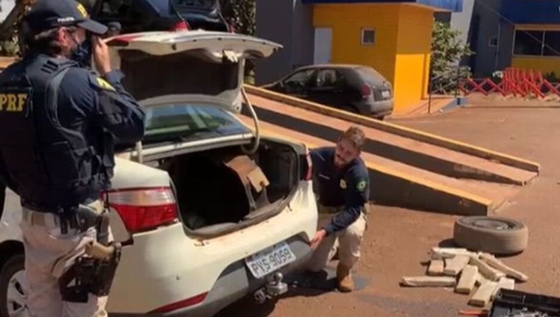 Homem é preso com drogas enquanto viajava com a mãe, esposa e filhos em Jataí