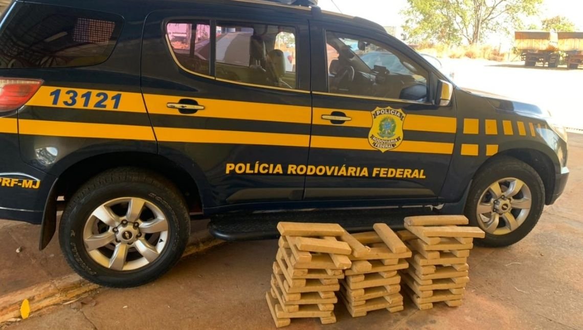 Homem “salva” droga de carro pegando fogo e é preso em Guapó pela PRF