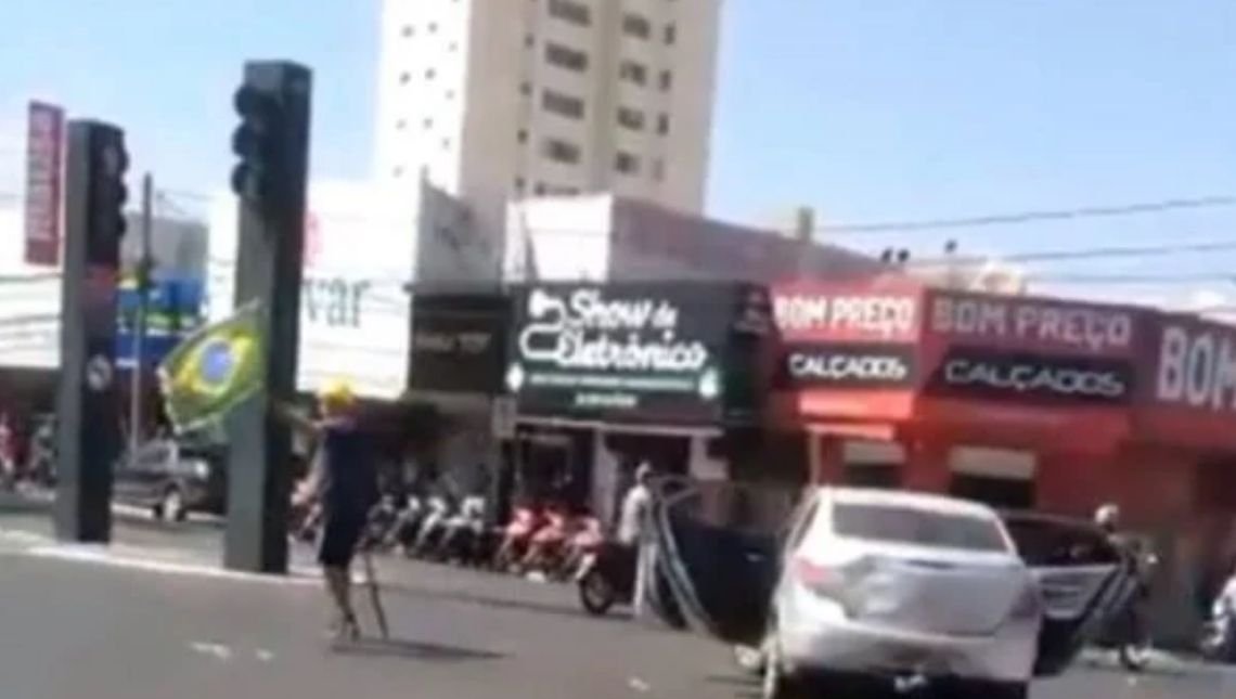 Vídeo: em surto, homem com foice na mão para trânsito de cidade em GO