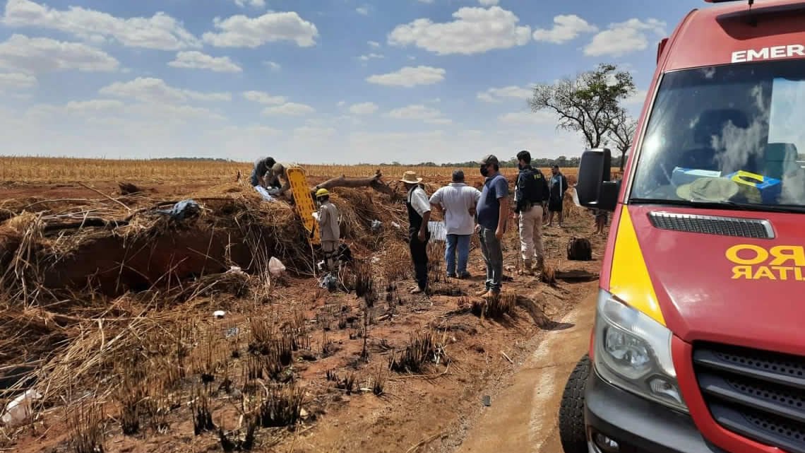 Vítimas são arremessadas para fora de carro em capotamento na BR-060 em Jataí