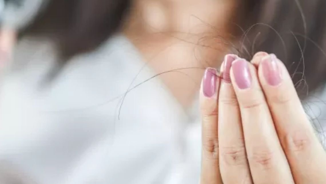 Cabelo por toda a casa Saiba o que provoca a queda dos fios