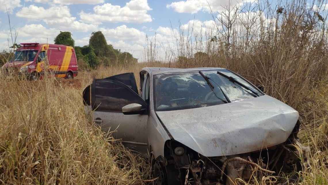 Corpo de Bombeiros socorre vítima de capotamento na BR 364 em Jataí-GO