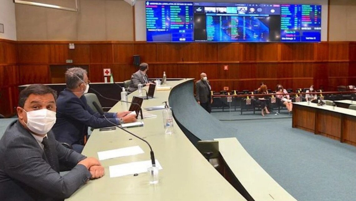 Deputados aprovam reajuste para professores e servidores da Educação em Goiás