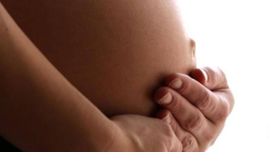 Lei passa a permitir presença de doulas durante partos, em Goiás