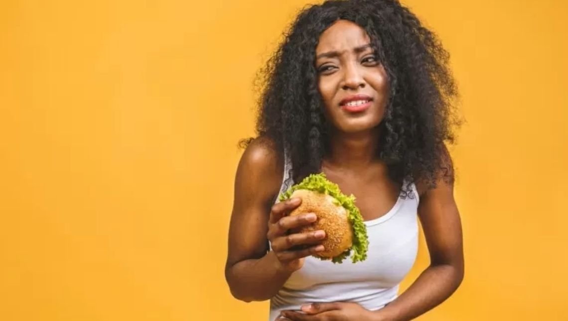 Ressaca após comer demais existe; veja o que fazer no dia seguinte