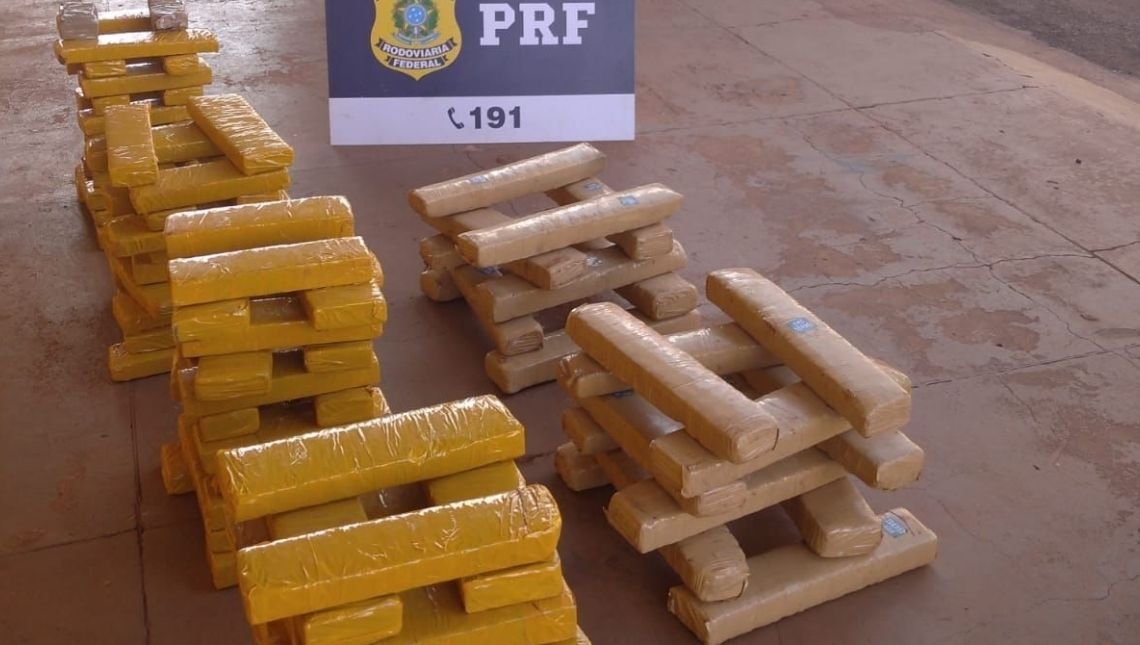 Trio é preso com 90kg de maconha em JataíGO