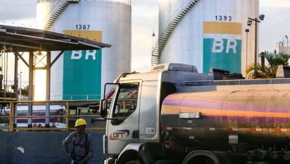 Petrobras admite risco de desabastecimento de combustíveis em novembro