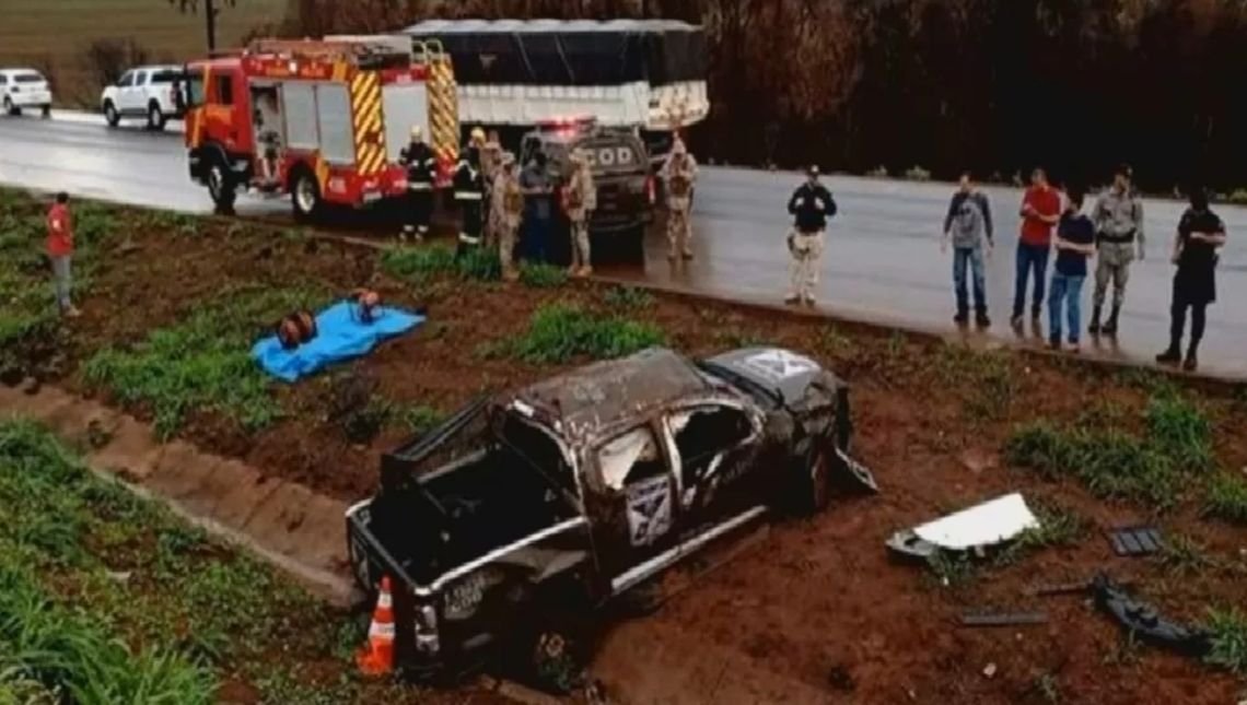 Policiais ficam feridos após viatura capotar na BR-060, entre Jataí e Rio Verde