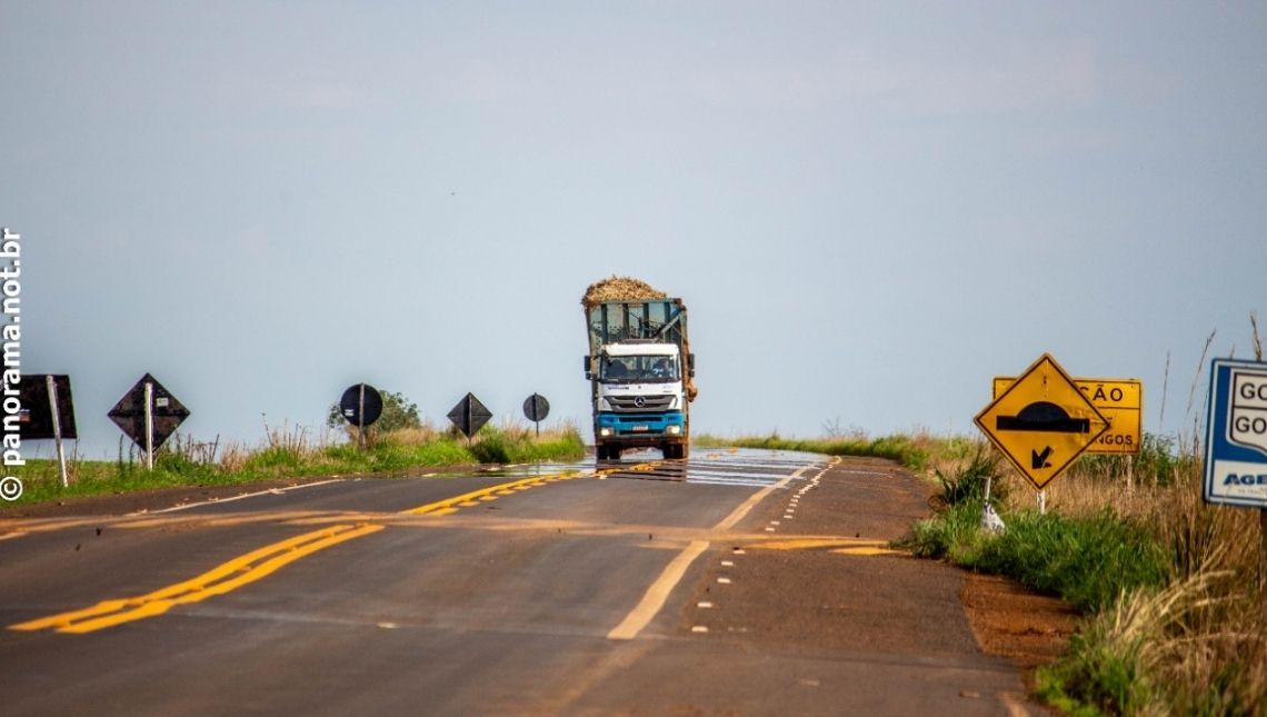 Cotação Agronegócio Cidade Jataí Goiás caminhão carreta carregada agrícola estrada