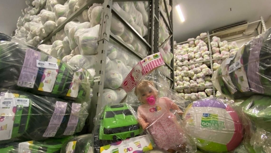 Governo de Goiás inicia entrega de meio milhão de brinquedos nos 246 municípios do Estado